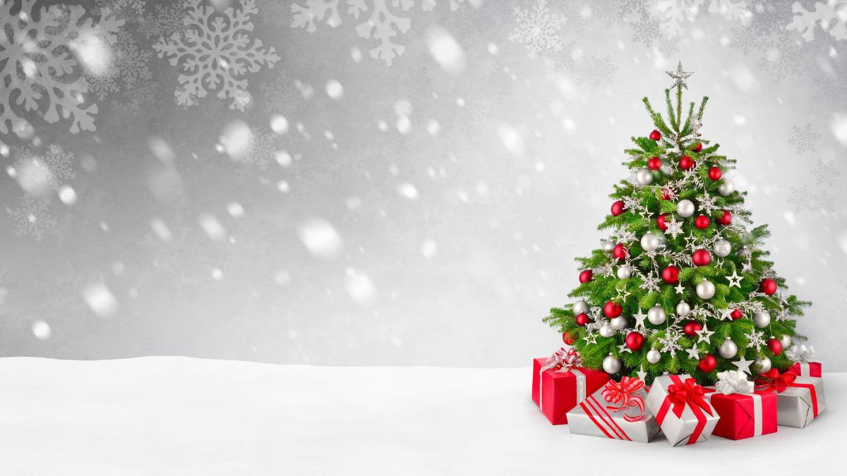 Ein festlich geschmückter Weihnachtsbaum mit Geschenken darunter.