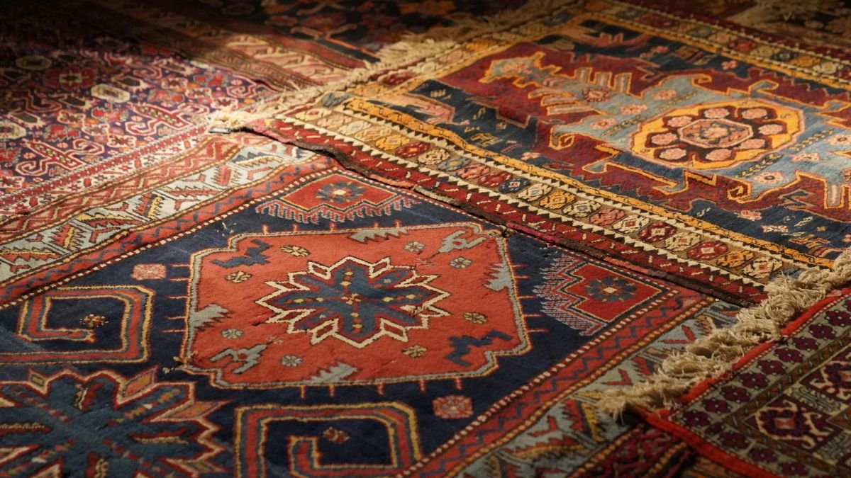 Detailaufnahme eines bunten, orientalischen Teppichs mit komplexen Mustern.